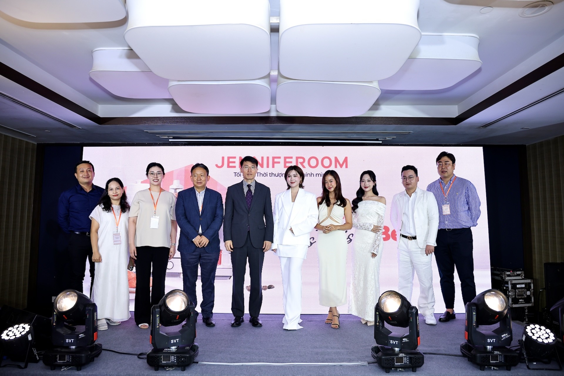 dai-dien-locknlock-chup-anh-cung-cac-influencer-tai-su-kien-1755267142.jpg