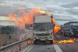 Xe tải bốc cháy dữ dội trên tuyến cao tốc Vĩnh Hảo – Phan Thiết