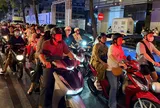 Đường phố trung tâm TPHCM "kẹt cứng" người tối mùng 2 Tết