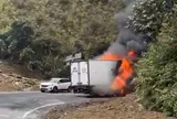 Xe tải bốc cháy ngùn ngụt trên đèo Khánh Lê