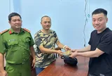 Công an hỗ trợ nam thanh niên tìm lại lắc, dây chuyền, nhẫn vàng đánh rơi