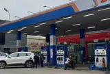 Cảnh tượng khác lạ tại cây xăng khi giá giảm sâu