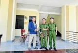 Bất ngờ phát hiện cá thể cu li quý hiếm leo dây điện trước nhà dân ở Gia Lai