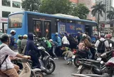 Hàng chục người nâng xe buýt để cứu người phụ nữ bị cuốn xuống gầm