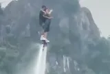 Hé lộ nguyên nhân khiến du khách và vận động viên flyboard chìm xuống hồ khi đang biểu diễn