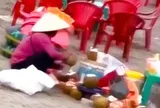 Người phụ nữ gom nước dừa thừa gây hiểu lầm ở khu du lịch
