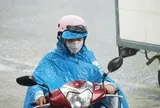 TPHCM: Mưa như trút nước kèm gió mạnh và sấm sét