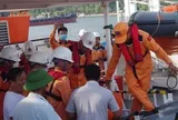 Tàu chở 11 người gặp nạn trên biển, cứu được 9 người, 2 người đang mất tích