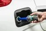 Người tiêu dùng cần tìm hiểu rõ phụ gia 'bảo vệ xe trước xăng E10' bán tràn lan trên mạng
