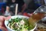Chủ hàng phở nói lý do 'neo' giá cao dù xăng dầu giảm liên tiếp