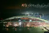 Vòm thép chính cầu đi bộ qua sông Sài Gòn nặng 3.400 tấn đã lên siêu sà lan, sẵn sàng về trung tâm TP.HCM