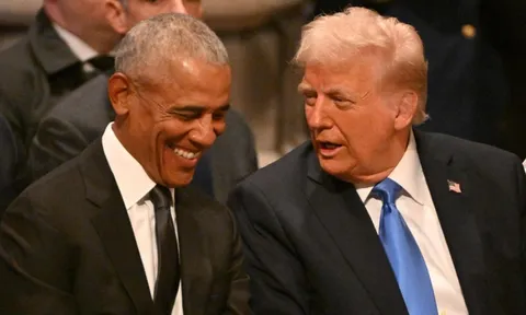 Ảnh ông Trump và ông Obama thân thiết gây bão mạng