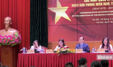 Lần đầu tiên 120 kiều bào tiêu biểu tham gia diễu hành mừng 50 năm Giải phóng miền Nam