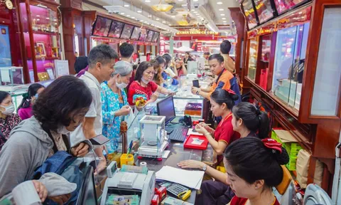 Phó Thủ tướng: Khẩn trương ổn định thị trường vàng