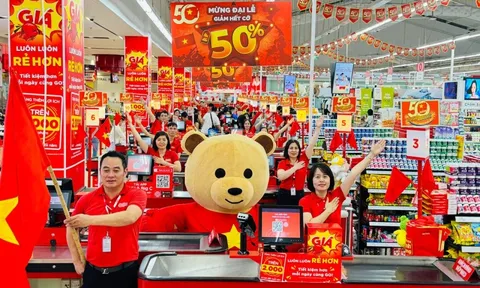 Siêu thị ngập sắc cờ đỏ sao vàng, cùng nhiều khuyến mại hút khách dịp lễ