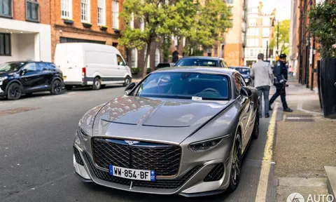 Xe sang siêu hiếm Bentley Mulliner Batur xuất hiện trên phố