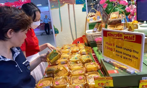 Trước giờ "phá cỗ trăng rằm", siêu thị "xả" bánh trung thu mua 1 tặng 1