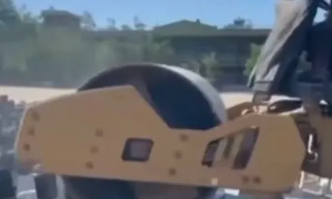 Myanmar: Thu giữ hàng nghìn thiết bị lừa đảo, xe lu nghiền nát răn đe