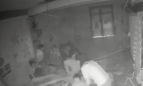 Trần thạch cao đổ sập đè trúng nhiều trẻ mầm non đang ngủ