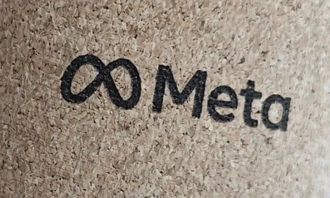 Apple tính thêm 30% phí dịch vụ quảng cáo trên Facebook, Instagram