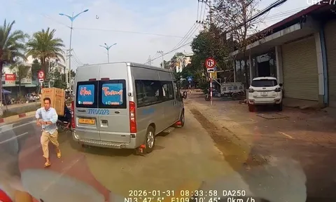 Gia Lai: Tài xế xe khách bị đồng nghiệp chặn đường, hành hung giữa phố
