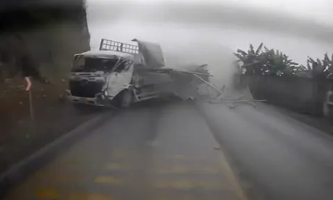 VIDEO: Xe tải nghi mất phanh ở đèo Đá Trắng, tài xế đánh lái tránh nhiều xe rồi tông vách núi