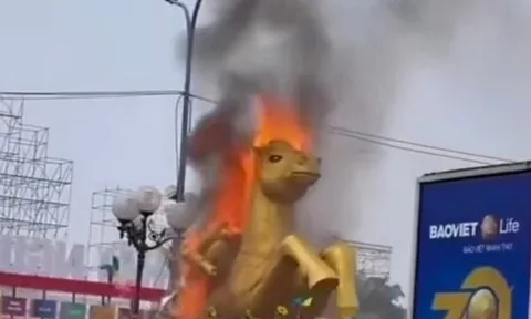 VIDEO: Linh vật ngựa bất ngờ bốc cháy tại quảng trường đông người