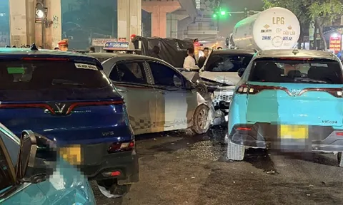 Nữ tài xế điều khiển xế hộp chạy ngược chiều, tông hàng loạt xe ô tô khác