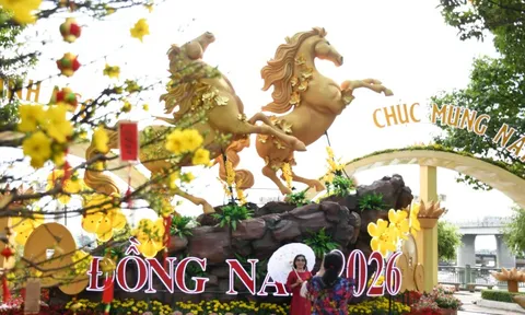 Cận cảnh linh vật ngựa "mã đáo thành công" đón xuân ven sông Đồng Nai