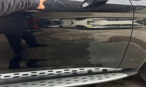 Thông tin mới vụ xe Mercedes bị cào xước, bẻ gương, đập kính khi đỗ trước trung tâm tiếng Anh