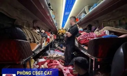 73 hành khách chen chúc nhau trên xe khách 22 chỗ