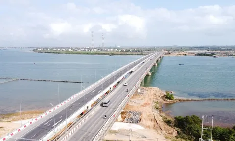 Hình ảnh khác lạ ở cầu Gianh cận Tết Bính Ngọ