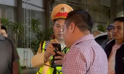Vi phạm nồng độ cồn, tài xế ngồi trong xe hút thuốc, thách thức CSGT