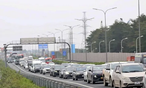 Người dân ùn ùn trở lại Thủ đô trong ngày cuối dịp nghỉ Tết Bính Ngọ