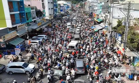 Biển người đổ về Miếu Bà Chúa Xứ Núi Sam đầu năm Bính Ngọ