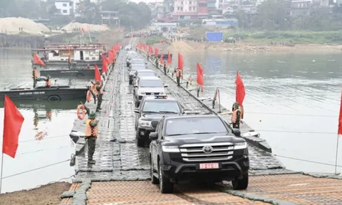 Quân đội "cắt" cầu phao qua sông Lô để bảo đảm an toàn giao thông