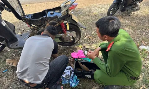 Giúp dân sửa xe giữa đường xuân, công an xã ở Gia Lai được cộng đồng khen ngợi