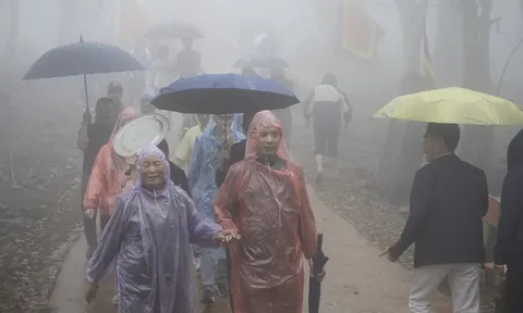 Trong màn mưa, dòng người vẫn đổ về "huyệt đạo thiêng" Am Tiên trước ngày 'mở cổng trời'
