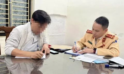 Tài xế ô tô vừa lái xe vừa bế trẻ con trong lòng bị xử phạt