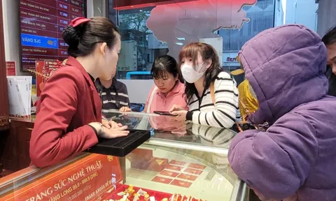 Nhiều năm giữ thói quen mua vàng vía Thần Tài, cụ bà gần 80 tuổi than giá vàng cao quá