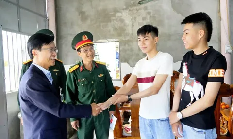 Những cặp anh em song sinh tình nguyện nhập ngũ