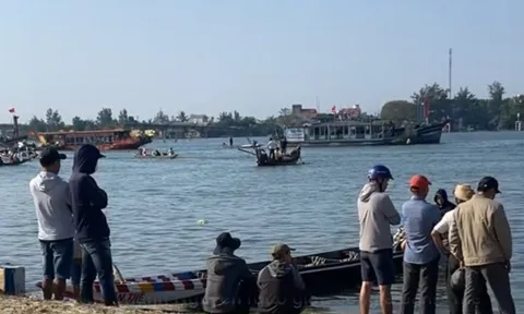 Hai mẹ con tử vong do chìm thuyền, ban tổ chức ra thông báo dừng giải đua ghe