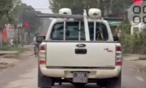 Ô tô biển xanh bị phạt 38 triệu đồng sau phản ánh của người dân