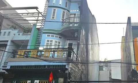 Cháy ở TPHCM, đe dọa 2 căn nhà