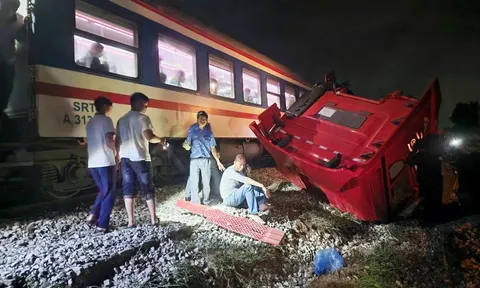 CLIP: Xe tải vượt rào chắn bị tàu hỏa tông gãy đôi