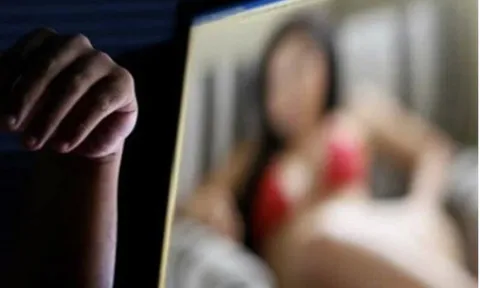 Sau lần "chat sex", người phụ nữ 22 lần chuyển gần nửa tỉ đồng cho "bạn trai"