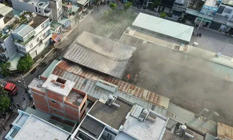 Cháy kho hàng ở TPHCM, cảnh sát PCCC chia ra nhiều hướng dập lửa