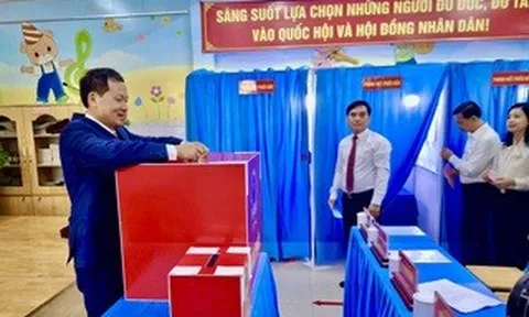 Hình ảnh Bí thư Tỉnh ủy Đồng Nai Vũ Hồng Văn dự khai mạc và bỏ phiếu bầu cử tại phường Trấn Biên