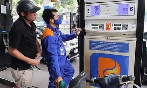 Giá xăng giảm, dầu tăng ngay phiên điều hành đầu năm