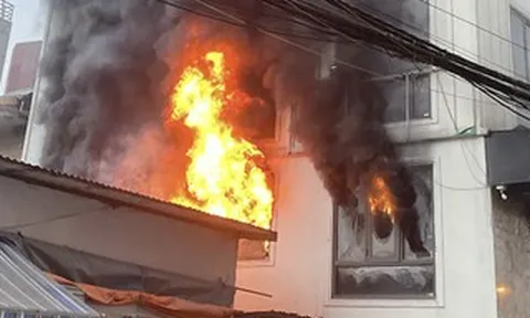 Cháy dữ dội nhà 7 tầng, phá mái nhà đưa thang xuống cứu người